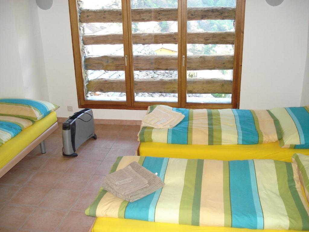 Ferienwohnung Rustico Pacifico Brontallo Zimmer foto